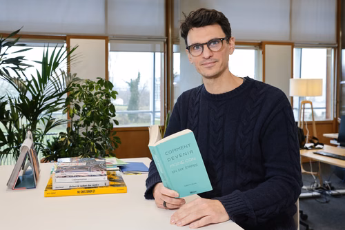 Quentin Delval est d’origine belge, mais n’en a pas l’accent. Docteur en philosophie des sciences, il travaille à l’égalité des chances de l’EPFL et a rédigé un livre, plus clin d’œil que coup de poing, sur la construction masculine ou, plus exactement, sur la déconstruction de l’esquive.