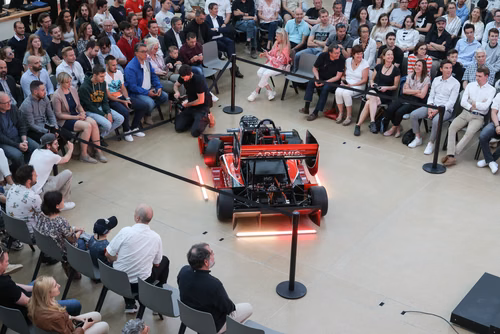L’équipe a dévoilé mercredi soir sa nouvelle voiture de Formula Student électrique dans le nouveau makerspace de l’EPFL. Elle participera à quatre compétitions cet été en Europe. Artemis, la nouvelle voiture de Formula Student de l'EPFL Racing Team.