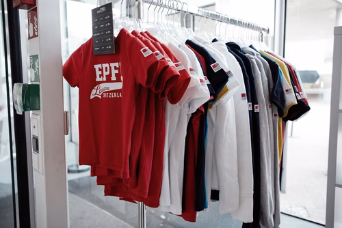 La première édition du gala EPFL Alumni a réuni près de 650 diplômé.es au Rolex Learning Center. Ils ont pu participer à une soirée festive et entendre le Prof. Patrick Aebischer – Président de l’EPFL jusqu’à fin 2016 – et le Prof. Martin Vetterli – Président de l’EPFL dès 2017 – échanger sur la transmission de Présidence.