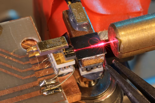 EPFL researchers have developed a hybrid device that significantly improves existing, ubiquitous laser technology.