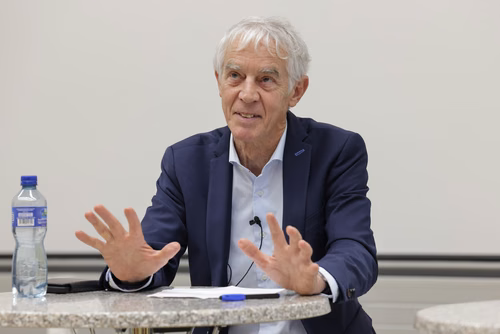 Martin Vetterli, President of EPFL, and Vas Narasimhan, Chief Executive Officer of Novartis, on a series of topics including how AI is reshaping the future of medecine, insights into leadership and the key role Switzerland plays in research and innovation.