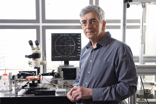 En 2021, Dragan Damjanovic a été élu meilleur enseignant de la section des matériaux. Après avoir passé plus de trente ans à l’EPFL, le scientifique prend sa retraite.