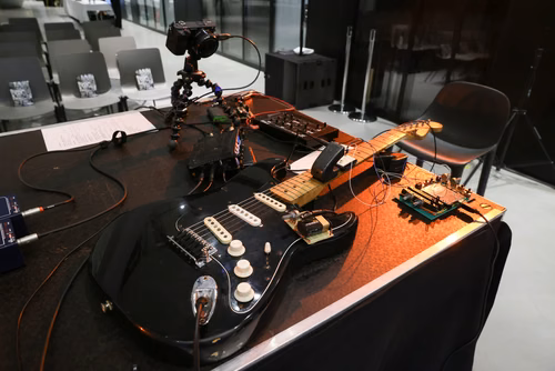 Dans le cadre de l'exposition actuelle Musica ex Machina, des artistes-chercheur·euses de l'Orpheus Instituut de Gand (BE) explorent l'espace intermédiaire. Ils·elles présentent des instruments nouveaux et étendus, des interfaces inédites, des objets quotidiens réaffectés et l'espace lui-même. Nous faisons l'expérience de l'interaction entre musiciens et algorithmes, de la mécanique à l'IA, dans la composition, l'improvisation et l'installation, pour sonder la technicité inhérente à la musique et à la fabri