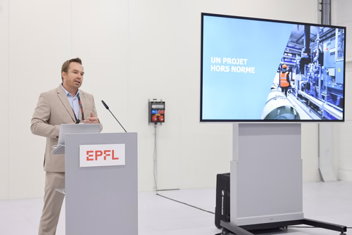 Après 3 ans de travaux, l’EPFL inaugure aujourd’hui sa nouvelle centrale thermique qui permet au campus lausannois de se chauffer et de se refroidir intégralement avec l’eau du lac et en exploitant la chaleur dégagée par son centre de données. Pour l’École, il s’agit d’une étape majeure en vue d’atteindre la neutralité carbone. Damien Roulet Bouygues Energies