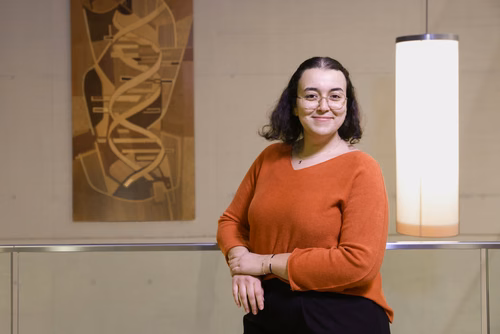 Kenza Rhachi est une étudiante curieuse du monde et passionnée par l'éducation. Originaire du Maroc, elle a effectué son Bachelor et son Master en sciences de la vie, à l'EPFL, où elle a intégré le corps d’assistanat.