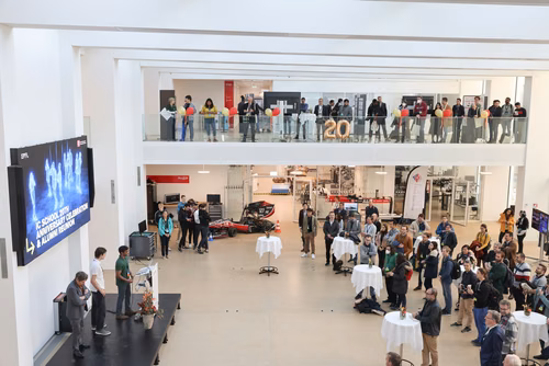 Cette année, la Faculté informatique et communications célèbre son 20e anniversaire, une étape importante dans un domaine qui s’est transformé au cours des deux dernières décennies. Durant cette période, des milliers d’étudiantes et étudiants en bachelor, en master et en doctorat ont obtenu leur diplôme, et ont ensuite contribuer à l’évolution de la branche, tant dans le milieu universitaire que dans le secteur privé.