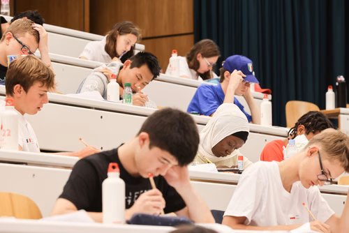 Le championnat des jeux mathématiques et logiques est une compétition populaire et scolaire organisée chaque année à l’échelon européen. Il voit s’affronter des passionné·e·s de mathématiques de toutes générations venus d’une douzaine de pays. Sa finale internationale, qui a traditionnellement lieu à Paris, sera cette année organisée à Lausanne (EPFL). La FSJM gère depuis plus de 30 ans l’organisation de ce championnat en Suisse. Finale sur le Campus EPFL
