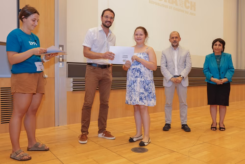 Remise des attestations aux participantes et participants aux cours organisés par le Service de Promotion des Sciences dans le canton du Jura. Avec la participation, pour cette édition, du ministre de l'enseignement, Martial Coutet et du vice-président pour l’innovation et l’impact, Edouard Bugnon