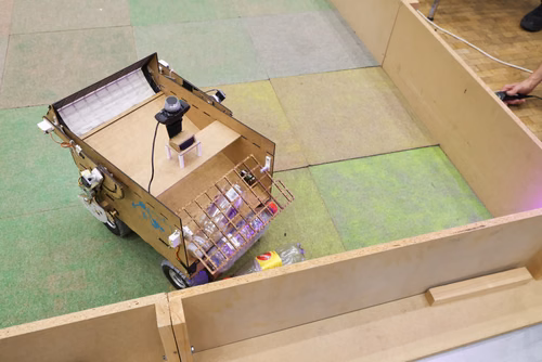 Quatre équipes de trois étudiants ont travaillé pendant un semestre pour concevoir et construire un robot de A à Z. Lors de la compétition, chacun des robots aura 10 minutes pour récolter le plus grand nombre de bouteilles vides et les ramener à la station de recyclage.