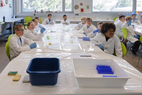 Destiné aux jeunes filles et garçons de sept à seize ans, il propose une approche pédagogique active et ludique qui éveille l’intérêt pour les sciences et pour les technologies. Ce, grâce à un partenariat avec UBS et la collaboration entre le Service de promotion des sciences de l’EPFL, l’EPFL Valais Wallis et le Canton du Valais. Canton du Valais  NCCR Catalysis, pôle de recherche du fonds national Suisse