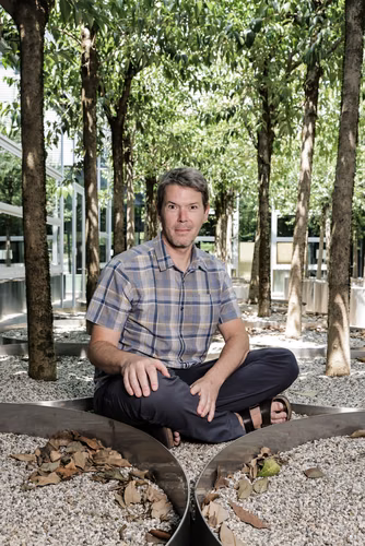 On ne surprendra jamais Julien Hugonnier en train de postuler pour un job dans une banque. C’est à l’EPFL que l’enseignant estime pouvoir mettre le mieux à profit sa passion pour la finance et les maths. Ce qui ne l’empêche pas de rester connecté à la réalité de terrain, notamment grâce à ses étudiants.