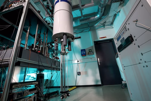 Des ingénieurs de l’EPFL ont créé un dispositif capable de convertir efficacement la chaleur en tension électrique à des températures inférieures à celles présentes dans l’Espace. Cette innovation pourrait permettre de surmonter un obstacle de taille au développement des technologies d’informatique quantique, qui nécessitent des températures extrêmement basses pour un fonctionnement optimal.