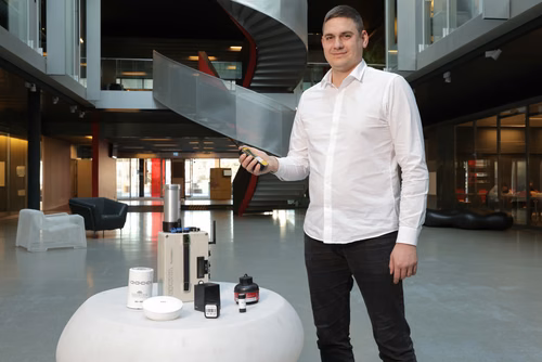 Pour sa thèse de doctorat en génie civil, Joan Rey a testé la fiabilité d'outils du commerce et celle de l'intelligence artificielle pour mesurer et prédire les niveaux de radon dans les bâtiments. Il partage ses conclusions dans une chronique parue dans trois quotidiens romands.