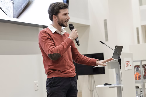 After two months of conducting research in an EPFL laboratory, the interns will present their research projects in the form of a poster or a short oral presentation (My research in 180 sec) to a selected audience including professors, donors, organizers as well as the cohort of interns.