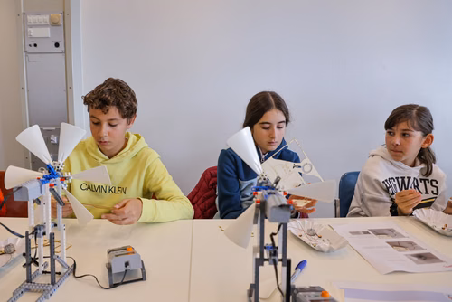 La découverte des sciences et des technologies au cœur du campus, pour les adultes et les enfants.