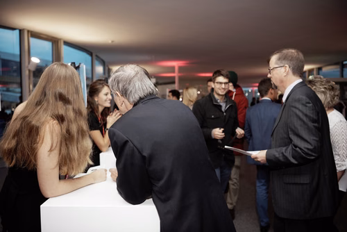 La première édition du gala EPFL Alumni a réuni près de 650 diplômé.es au Rolex Learning Center. Ils ont pu participer à une soirée festive et entendre le Prof. Patrick Aebischer – Président de l’EPFL jusqu’à fin 2016 – et le Prof. Martin Vetterli – Président de l’EPFL dès 2017 – échanger sur la transmission de Présidence.