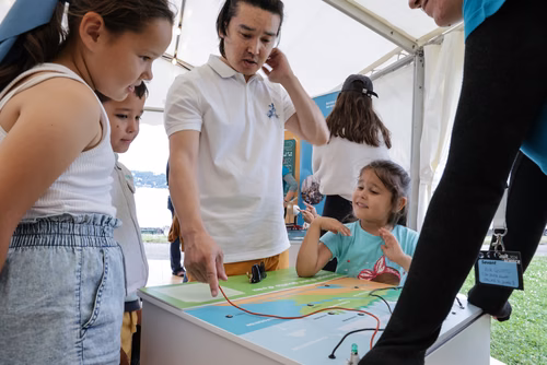 Organisée par le Musée d’histoire des sciences de la Ville de Genève, la Nuit de la science attire, à chaque édition, plus de 30’000 curieux ou passionnés de la science et propose une cinquantaine de stands, ateliers et autres animations qui permettent aux scientifiques d’aller à la rencontre du grand public. Ce dialogue est à la base d’une communication indispensable pour faire découvrir les sciences d’aujourd’hui que ce soit auprès des adultes ou des jeunes. Service de promotion des sciences de l'EPFL 
