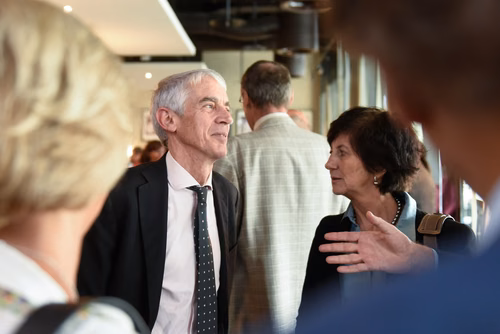  La traditionnelle cérémonie de la Magistrale a mis les diplômés 2018 à l'honneur. Ils l'attendaient depuis cinq ans: ce samedi était enfin le jour de la remise des diplômes de Master de l'EPFL pour 1043 étudiants. Cet événement a réuni 3000 personnes au STCC, dont les étudiants et leur famille, leurs professeurs et de nombreux invités, parmi lesquels le Conseiller fédéral Guy Parmelin.