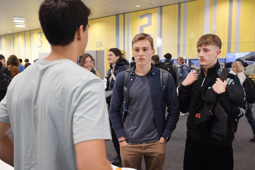 Un événement d’envergure pour préparer son avenir. Comme chaque année, l’EPFL, via son Service de promotion de l’éducation et en collaboration avec ses facultés, se réjouit d'accueillir les gymnasiennes et gymnasiens sur son campus. L’École propose de venir découvrir ses filières de formation, sa communauté estudiantine, son corps enseignant, ses équipes de recherche, les divers services dédiés aux étudiantes et étudiants débutant à l’EPFL, ainsi que les multiples associations chargées d’animer la vie socia