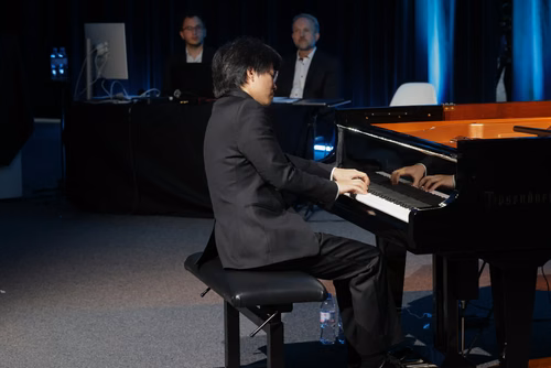 Dans le cadre de l’exposition Musica ex Machina, EPFL Pavilions présente un concert exceptionnel entre mathématiques, musique et pensée computationnelle, donné par le pianiste, compositeur et improvisateur américano-taïwanais Kit Armstrong.