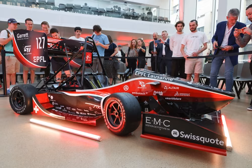 L’équipe a dévoilé mercredi soir sa nouvelle voiture de Formula Student électrique dans le nouveau makerspace de l’EPFL. Elle participera à quatre compétitions cet été en Europe. Artemis, la nouvelle voiture de Formula Student de l'EPFL Racing Team.