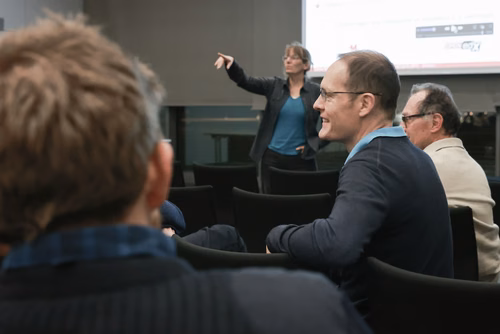 Organisées par le Service promotion de l’éducation, en collaboration avec les sections de l’EPFL, les rencontres 5 à 7 constituent un moment d’échange privilégié entre les enseignantes et enseignants du secondaire et le corps professoral de l’EPFL.