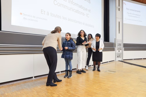 Journée à la découverte des Sciences Remise attestations "Internet & Code pour les filles" Service de la promotion des Sciences de l'EPFL 