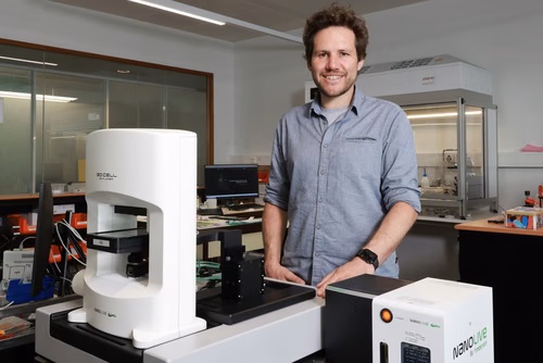 Avec Nanolive, spin-off de l’EPFL, Yann Cotte développe depuis 10 ans un microscope qui permet d’observer l’intérieur des cellules en direct, utile notamment dans la recherche de nouveaux médicaments. Il vient d’inaugurer une antenne aux États-Unis, avec en ligne de mire une entrée en bourse.