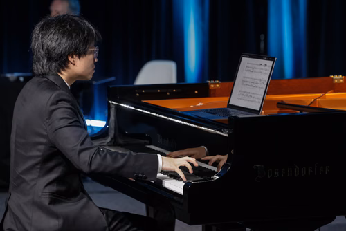 Dans le cadre de l’exposition Musica ex Machina, EPFL Pavilions présente un concert exceptionnel entre mathématiques, musique et pensée computationnelle, donné par le pianiste, compositeur et improvisateur américano-taïwanais Kit Armstrong.