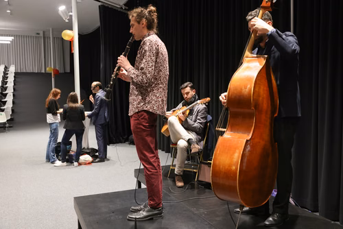 Cette année, la Faculté informatique et communications célèbre son 20e anniversaire, une étape importante dans un domaine qui s’est transformé au cours des deux dernières décennies. Durant cette période, des milliers d’étudiantes et étudiants en bachelor, en master et en doctorat ont obtenu leur diplôme, et ont ensuite contribuer à l’évolution de la branche, tant dans le milieu universitaire que dans le secteur privé.