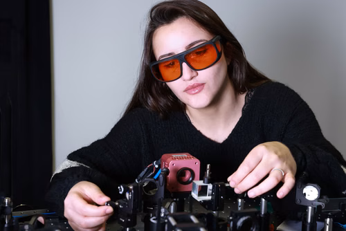 Originaire de Tunisie, Ghalia Dhaoui est arrivée à l’EPFL pour faire un bachelor en micro-ingénierie. Au printemps prochain, elle obtiendra son diplôme de la toute première promotion de master en sciences et ingénierie quantiques de l’EPFL, où elle est spécialisée dans le matériel quantique.