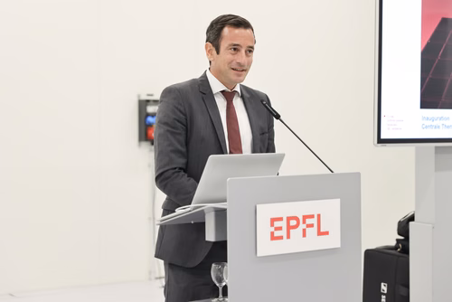 Après 3 ans de travaux, l’EPFL inaugure aujourd’hui sa nouvelle centrale thermique qui permet au campus lausannois de se chauffer et de se refroidir intégralement avec l’eau du lac et en exploitant la chaleur dégagée par son centre de données. Pour l’École, il s’agit d’une étape majeure en vue d’atteindre la neutralité carbone. Vassilis Venizelos, conseiller d'Etat