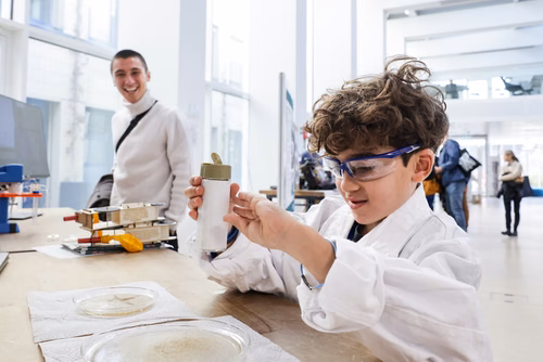 La découverte des sciences et des technologies au cœur du campus, pour les adultes et les enfants.
