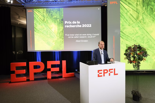 Cette cérémonie a pour objectif de remettre les Prix de la Recherche de l'EPFL aux lauréat·es et de féliciter toutes les doctorantes et doctorants qui ont terminé leur thèse avec succès cette année.