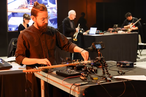 Dans le cadre de l'exposition actuelle Musica ex Machina, des artistes-chercheur·euses de l'Orpheus Instituut de Gand (BE) explorent l'espace intermédiaire. Ils·elles présentent des instruments nouveaux et étendus, des interfaces inédites, des objets quotidiens réaffectés et l'espace lui-même. Nous faisons l'expérience de l'interaction entre musiciens et algorithmes, de la mécanique à l'IA, dans la composition, l'improvisation et l'installation, pour sonder la technicité inhérente à la musique et à la fabri