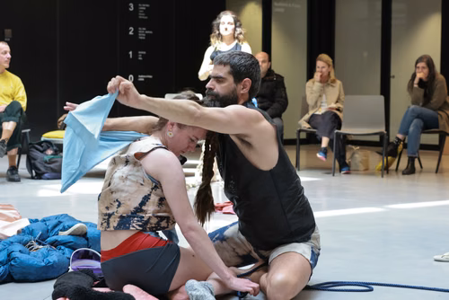 Dans le cadre du festival Les Culturelles du CDH-Culture et suite au workshop RUINED qui a permis à des étudiant·es de fabriquer une sculpture en mycelium, la performance MOLDING propose un ensemble de gestes performatifs dans le prolongement de l’œuvre vivante.