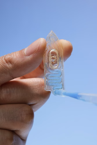 Un robot comestible fabriqué par des scientifiques de l’EPFL tire parti de l’association combustible biodégradable et tension superficielle pour se déplacer à la surface de l’eau. Il représente ainsi une alternative sûre – et nutritive – aux capteurs environnementaux élaborés à partir de polymères artificiels et d’électronique