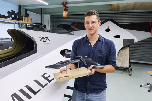 L’équipe SP80 vient d’accrocher pour la première fois un kite à son bateau, une nouvelle étape vers la tentative de battre le record du monde de vitesse à la voile et d’atteindre 150km/h à la seule force du vent. Un projet qui rassemble depuis cinq ans alumni, étudiantes et étudiants de l’EPFL.