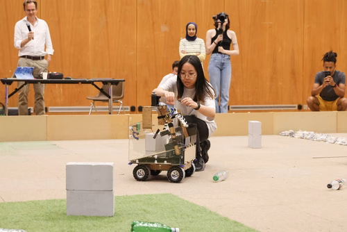 Quatre équipes de trois étudiants ont travaillé pendant un semestre pour concevoir et construire un robot de A à Z. Lors de la compétition, chacun des robots aura 10 minutes pour récolter le plus grand nombre de bouteilles vides et les ramener à la station de recyclage.