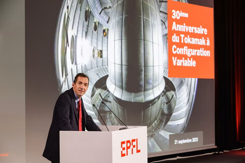 On September 21st, EPFL celebrate the 30th anniversary of its flagship experiment, the Tokamak à Configuration Variable (TCV). Operated by the Swiss Plasma Center as part of the EUROfusion Consortium, it is one of the key European facilities for the ITER project, which aims to demonstrate the scientific and technological feasibility of fusion as an energy source, and the development of DEMO, whose objective is to prove its commercial feasibility. The TCV Tokamak represents a major asset in the global effort