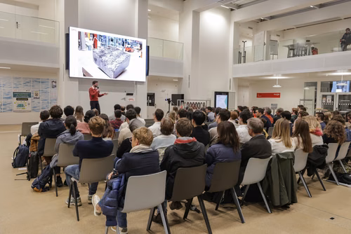 After two months of conducting research in an EPFL laboratory, the interns will present their research projects in the form of a poster or a short oral presentation (My research in 180 sec) to a selected audience including professors, donors, organizers as well as the cohort of interns.