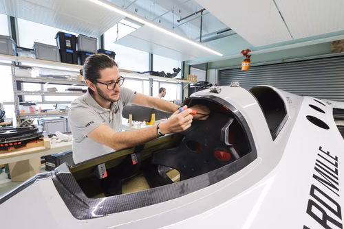 L’équipe SP80 vient d’accrocher pour la première fois un kite à son bateau, une nouvelle étape vers la tentative de battre le record du monde de vitesse à la voile et d’atteindre 150km/h à la seule force du vent. Un projet qui rassemble depuis cinq ans alumni, étudiantes et étudiants de l’EPFL.