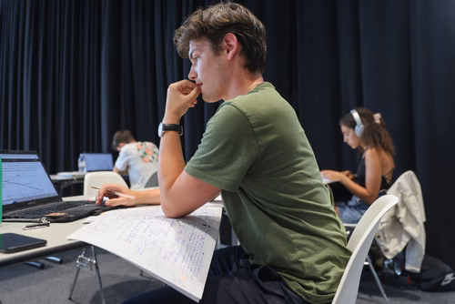 Etudiants en révision des examens sur le campus EPFL