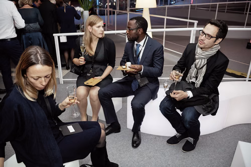 La première édition du gala EPFL Alumni a réuni près de 650 diplômé.es au Rolex Learning Center. Ils ont pu participer à une soirée festive et entendre le Prof. Patrick Aebischer – Président de l’EPFL jusqu’à fin 2016 – et le Prof. Martin Vetterli – Président de l’EPFL dès 2017 – échanger sur la transmission de Présidence.