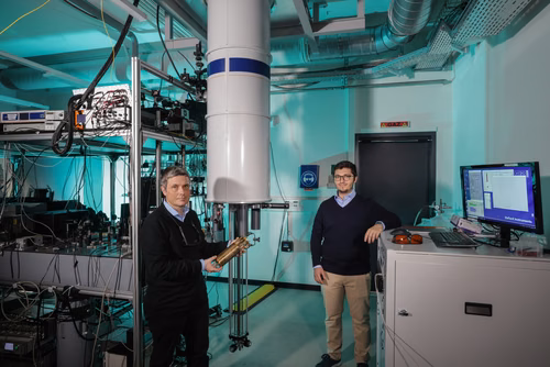 Des ingénieurs de l’EPFL ont créé un dispositif capable de convertir efficacement la chaleur en tension électrique à des températures inférieures à celles présentes dans l’Espace. Cette innovation pourrait permettre de surmonter un obstacle de taille au développement des technologies d’informatique quantique, qui nécessitent des températures extrêmement basses pour un fonctionnement optimal.