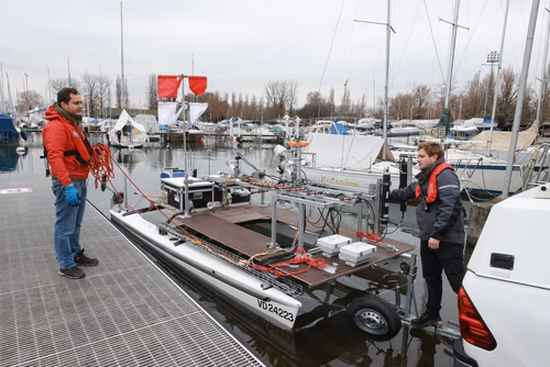 Un chercheur de l’EPFL a documenté pour la première fois comment se forment ces taches mouvantes sur l’eau – spectacle visuel toujours saisissant pour les passionnées et passionnés du lac – et ce qu’elles engendrent sous la surface.