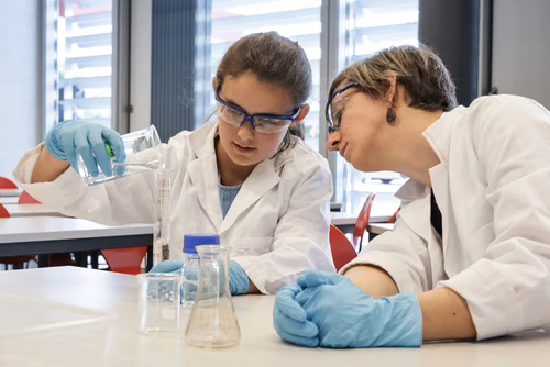 Remises des attestations pour les enfants du Jura 2023 En présence du Ministre de l’éducation du Canton du Jura, M. Martial Courtet Service de promotion des Sciences 