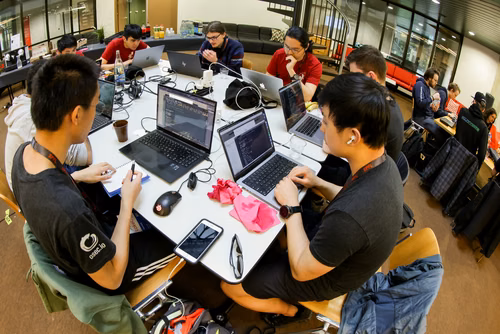 Capture The Flag (capture du drapeau) ou CTF est une compétition de cybersécurité dont le but est de faire de l’ingénierie inverse, de décrypter et de pirater des systèmes informatiques pour capturer des drapeaux et gagner des points pour son équipe. Final
