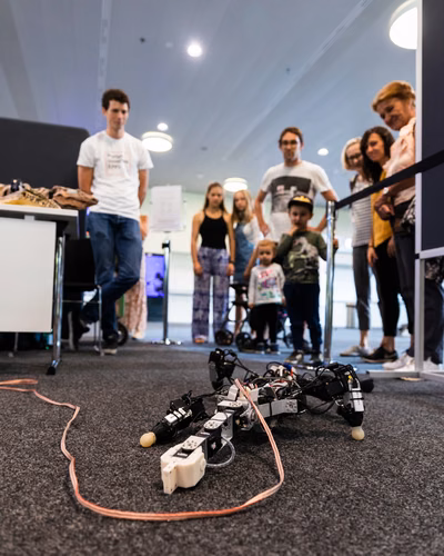 Le campus de l'EPFL était en liesse ce week-end à l'occasion des Portes ouvertes organisées pour le 50è anniversaire de l'Ecole. Près de 40'000 visiteurs ont parcouru le site sous un soleil radieux. 