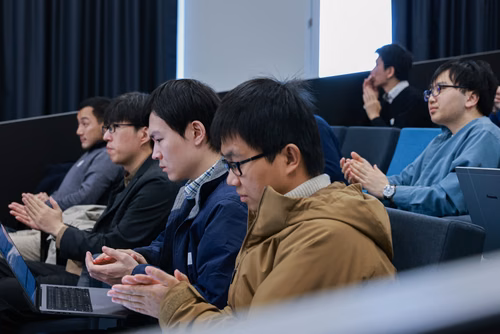L'apprentissage automatique a été la principale force motrice pour amener l'intelligence artificielle dans le monde réel. Cet atelier vise à réunir des étudiants et des jeunes chercheurs de l'EPFL-CIS et du RIKEN-AIP et à discuter des dernières réalisations, applications et défis de l'apprentissage automatique. Cet événement fait partie d'une série d'échanges institutionnels entre le RIKEN-AIP et l'EPFL-CIS depuis 2020, basés sur un protocole d'accord entre les deux institutions visant à établir une relatio